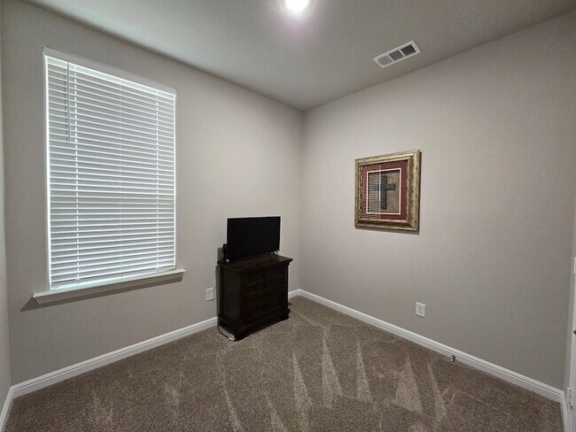 Building Photo - 2208 Pike Way