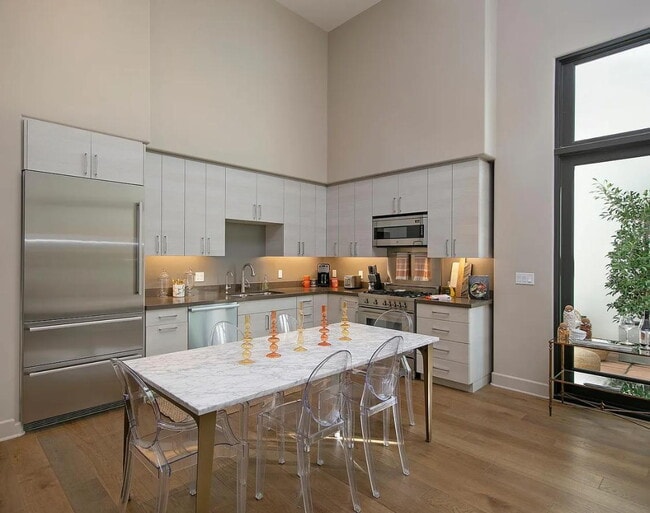 Building Photo - "Charming 1-Bed Retreat with Hardwood Eleg...
