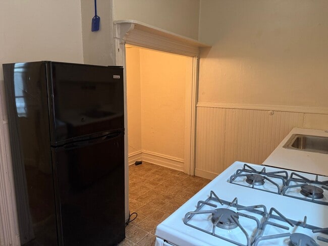 Building Photo - First Floor 1 Bedroom w/ BONUS ROOM and Ce...