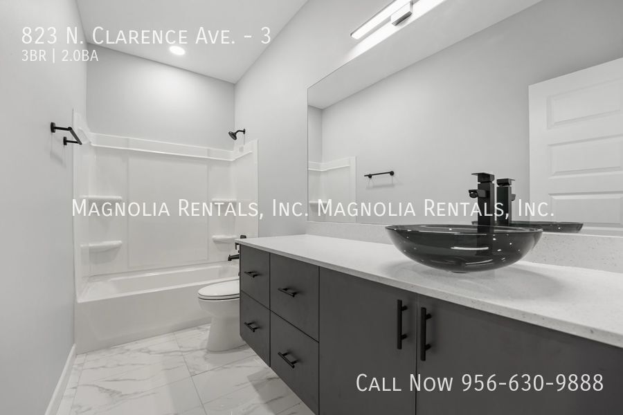 Building Photo - 823 N Clarence Ave