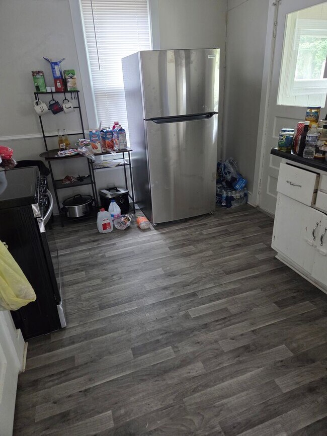 Building Photo - Remodeled 4-Bedroom, 1-Bathroom Home with Large Garage – $1,550/Month | Accepting Section 8