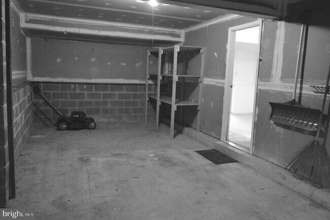 Building Photo - 212 Newport Dr