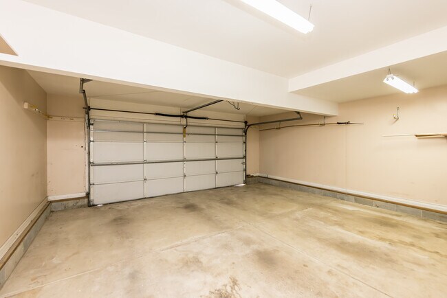 Building Photo - 5558 Parker Hill Ln
