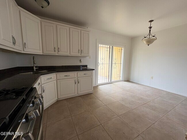 Building Photo - 4900 Debeers Dr