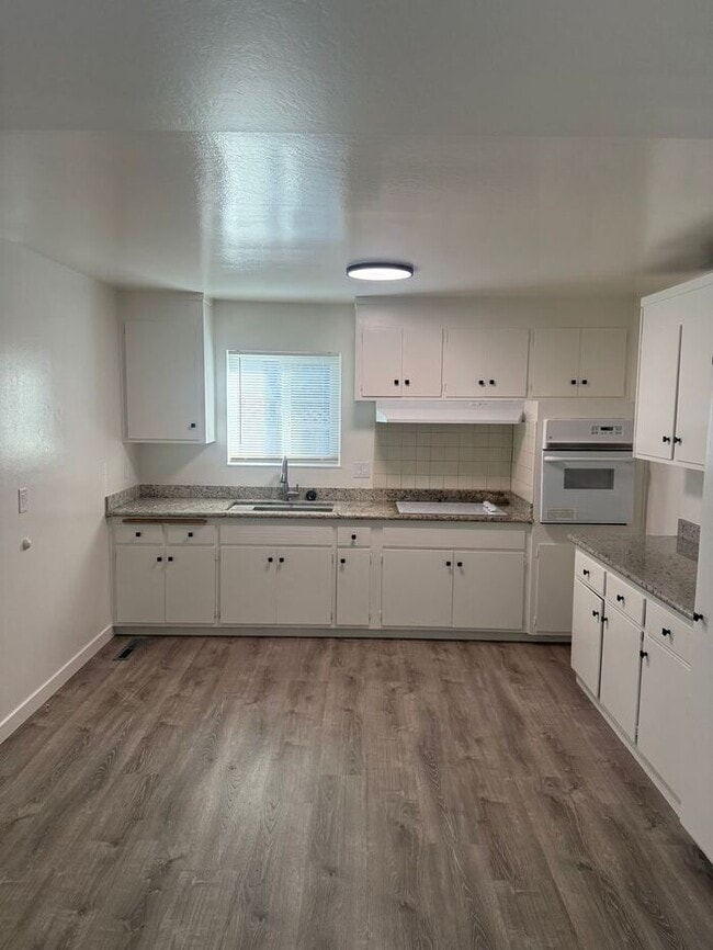 Building Photo - Stunning 4-bedroom, 2-bathroom