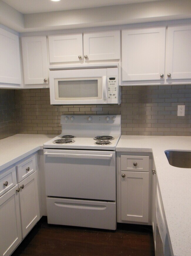 Building Photo - ONE BEDROOM ONE BATHROOM! WATERFRONT COMMUNITY!