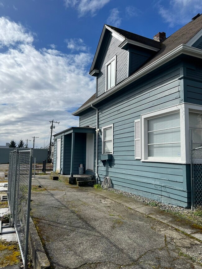 Building Photo - 815 N 42nd St