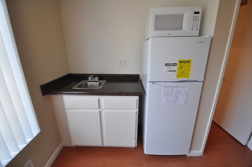 Building Photo - 15049 Burbank Blvd