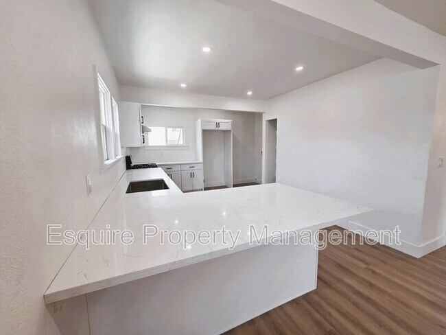 Building Photo - 514 S Seaward Ave