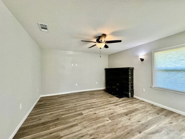 Building Photo - NEWLY RENOVATED 3 BED, 3 BATH ONE STORY HO...