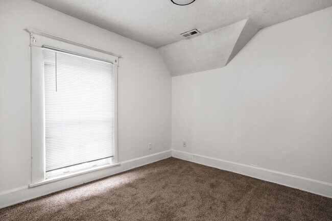 Building Photo - 418 N Drexel Ave