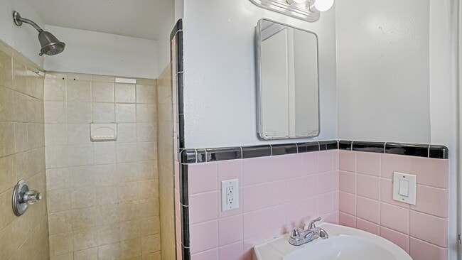 Building Photo - 5518 Riviera Dr
