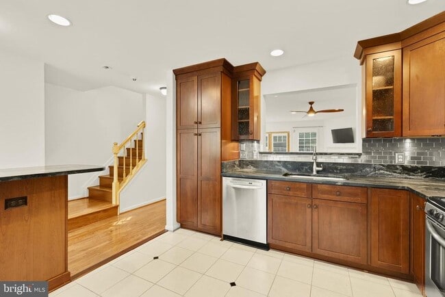 Building Photo - 1249 Quaker Hill Dr