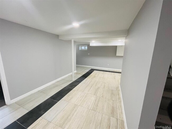 Building Photo - 200 Hicksville Rd