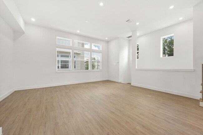 Building Photo - 2121 Hoskins Dr