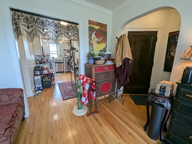 Building Photo - Newly Renovated 1 Bedroom in Rogers Park/L...