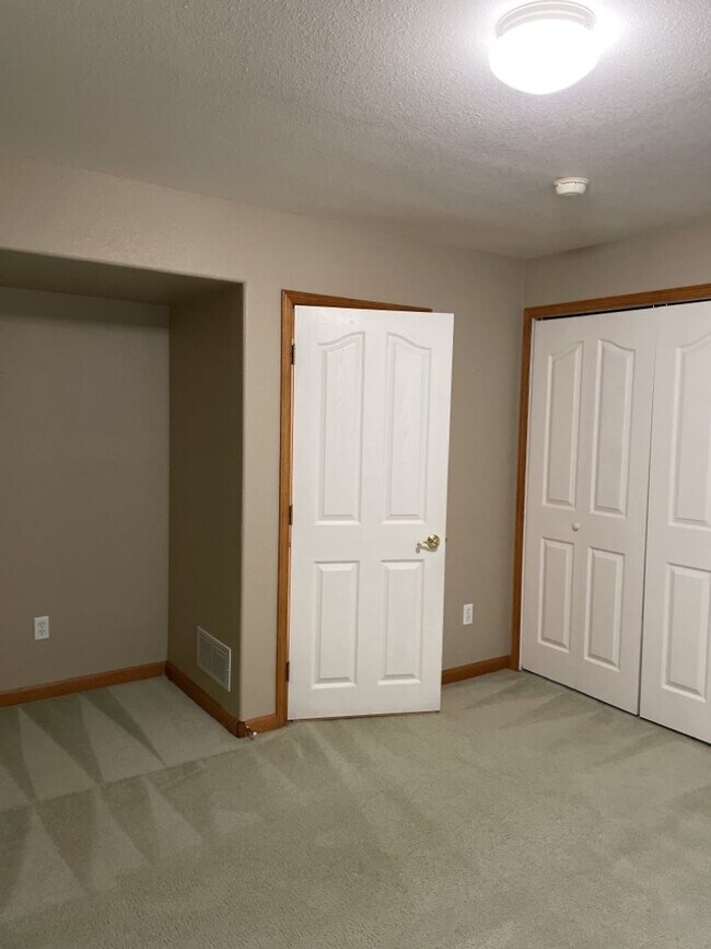 Building Photo - 4 Bed 2.5 Bath Home in Windsor