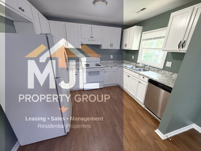 Building Photo - Spacious 3 Bedroom / 1 Bath Apartment in Sugar Creek *Ready Now*