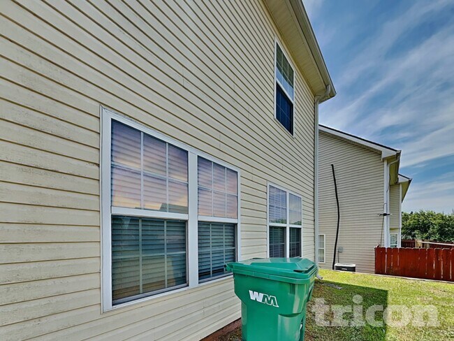 Building Photo - 305 Sarasota Ln