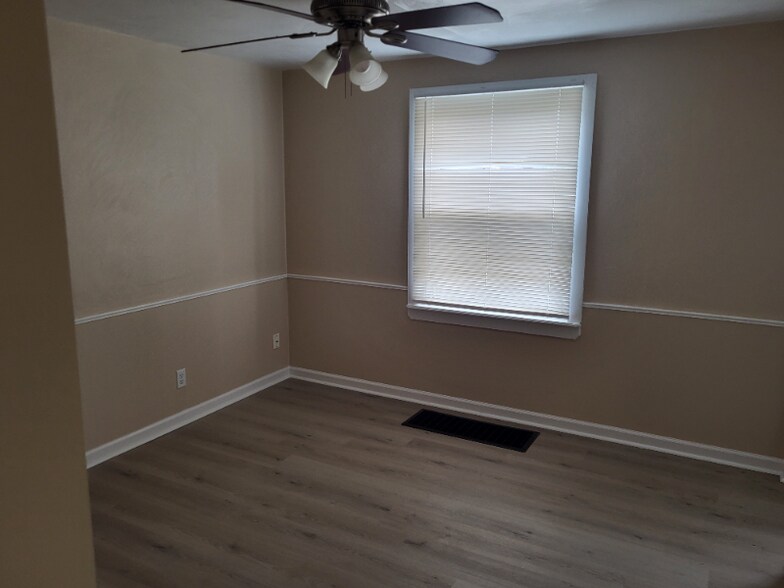 Building Photo - 807 Meadow Dr