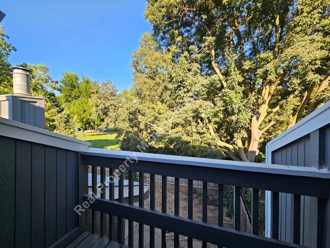 Building Photo - Spacious 3 bedroom 2.5 bath in South Davis