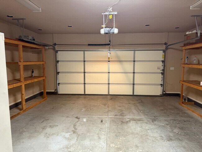 Building Photo - Spacious 4 Br, 2.5 Ba with 2 living areas, loft, kitchen appliances, 2 car garage.