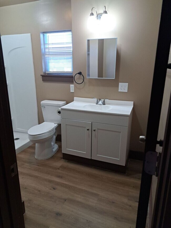 Building Photo - 523 E 8th St