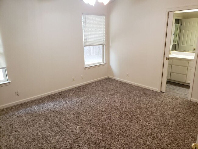 Building Photo - Wonderful Shastan Home!