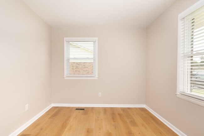 Building Photo - 204 Wildwood Rd