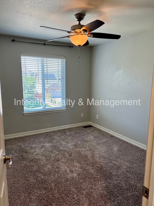 Building Photo - 6407 S Oak Hill Cir