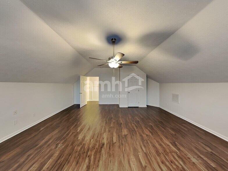 Building Photo - 419 Creekside Ln