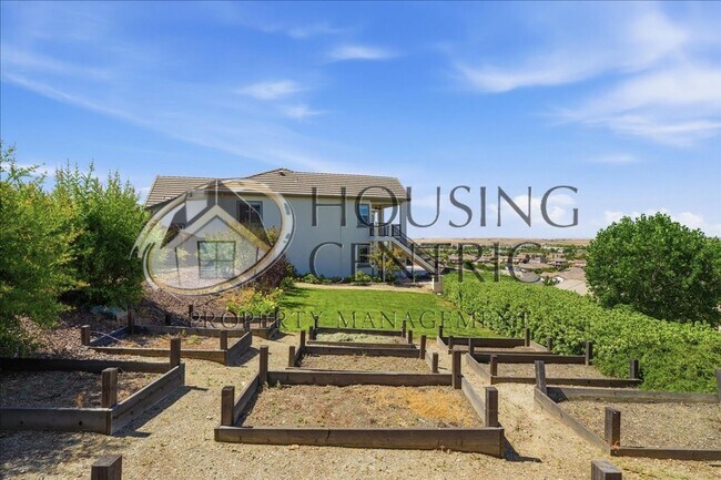 Building Photo - Executive Gated Rental with Stunning Views & Solar!
