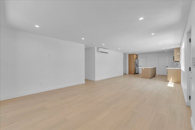 Building Photo - 6915 Encino Ave