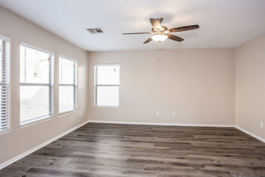 Building Photo - 10952 W Elm St