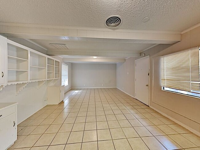 Building Photo - No Application Fee* Plus $250 Off First 2 ...