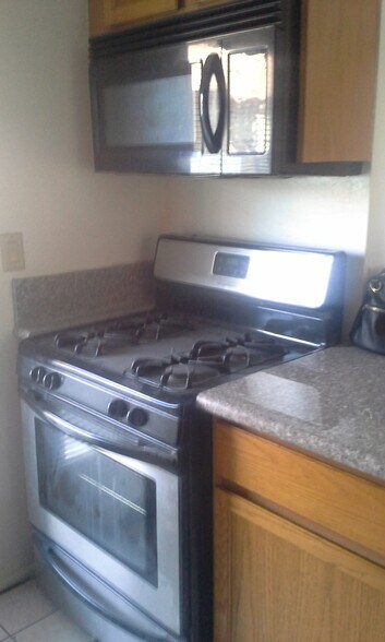 Excellent gas stove - 400 N Sunrise Way