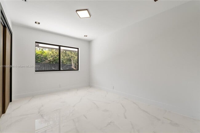 Building Photo - 5020 Hawkhurst Ave