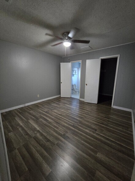 Building Photo - 4820 Oak Ave