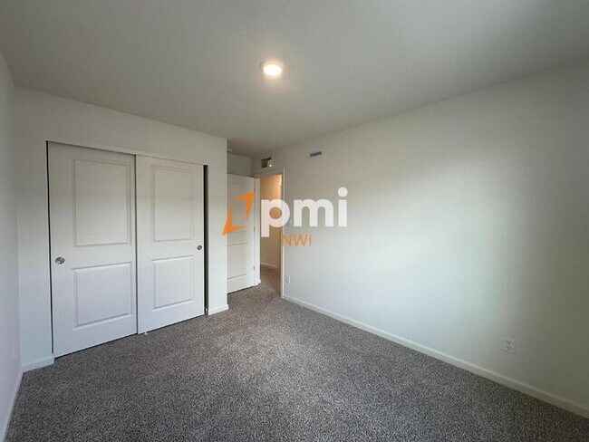 Building Photo - 8754 Clover Ln