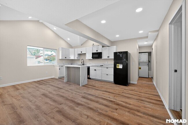 Building Photo - Bright & Modern 2-Bed Home with Ocean Glimpses in Prime Vista Location