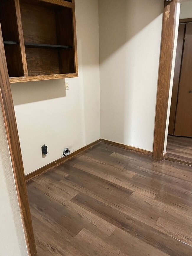 Building Photo - 4 Bedroom, 2 Bathroom House with Detached ...