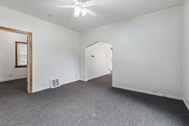 Building Photo - 425 Bancroft St