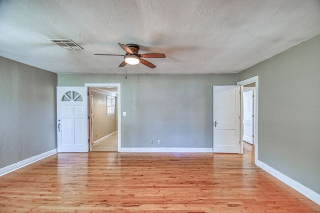 Building Photo - Charming Campus Home!