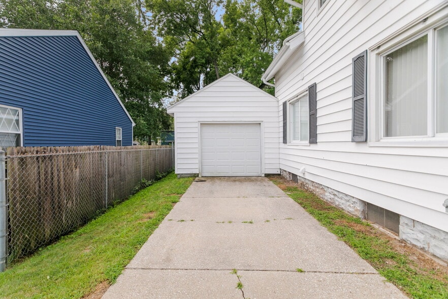 Building Photo - 552 1st Ct