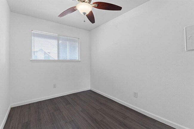 Building Photo - 1840 Burton Dr