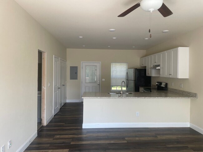 Building Photo - 1610 W Circle Dr