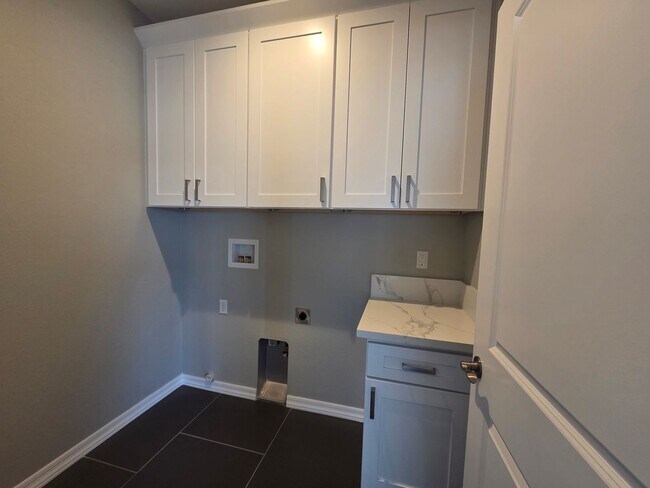 Building Photo - Beautiful new build-Never been lived in with pull through 3 car garage in Fort Mohave AZ
