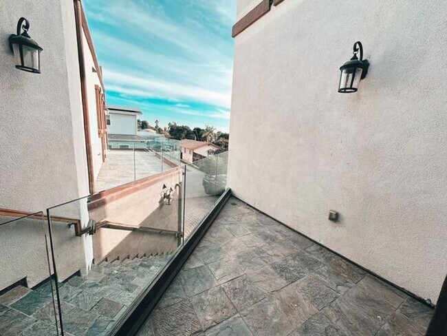 Building Photo - Palatial 6 Bed in Olde Carlsbad with Ocean Views and Roof Top deck, 1 mile to the Beach!!