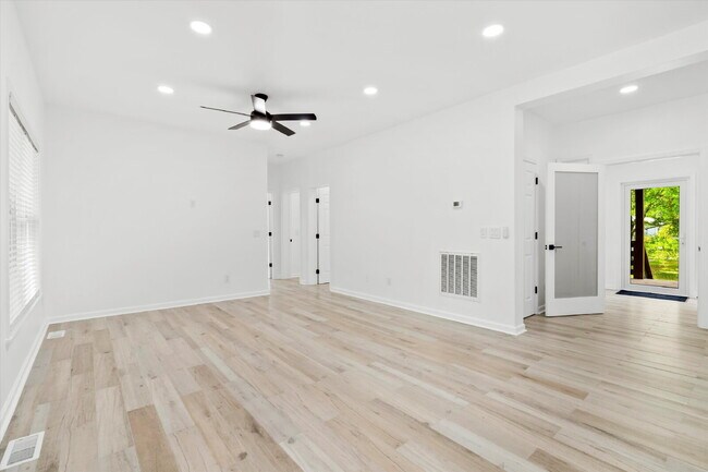 Building Photo - "Spacious 4-Bed Oasis with Guest Suite on Johns Island - Your Dream Home Awaits!"