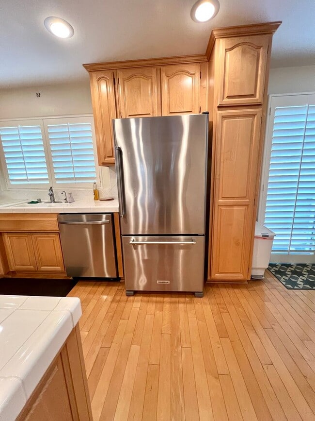 Building Photo - Amazing Downtown Torrance! - 3 bd / 2.5 ba...